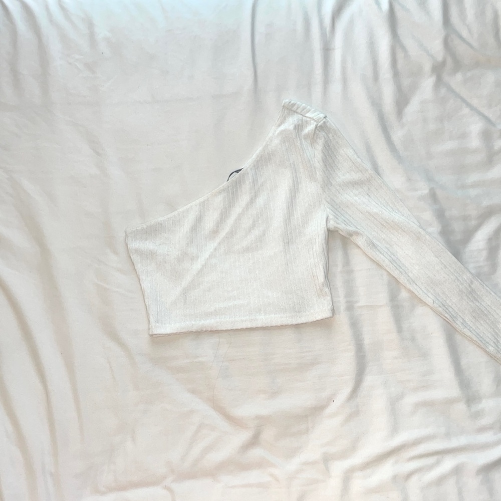 one shoulder cropped longsleeve top!